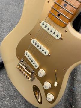 2014 Fender Stratocaster (3 of 10)